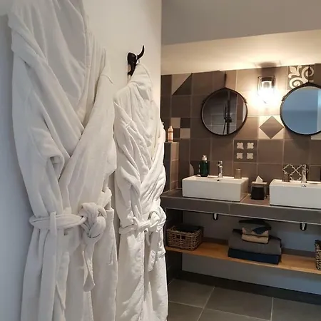 La Loge Du Grand Cedre, De Charme