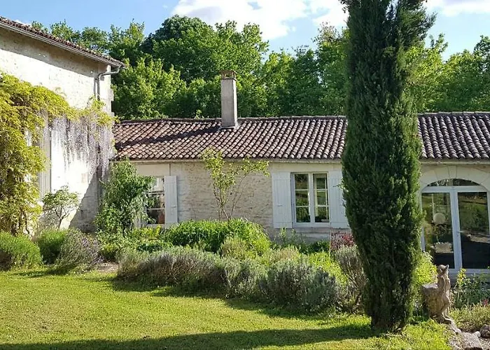 La Loge Du Grand Cedre, De Charme Holiday home Fontcouverte (Charente-Maritime)